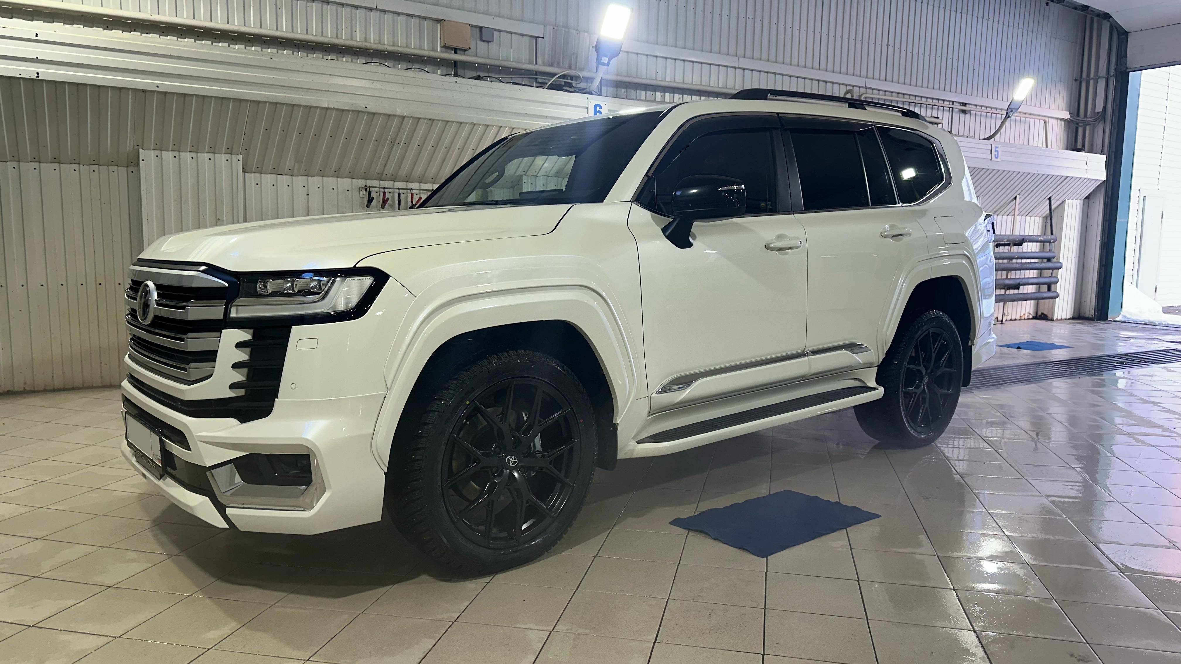Toyota Land Cruiser 300 на 22" кованых дисках нашего производства фото 1